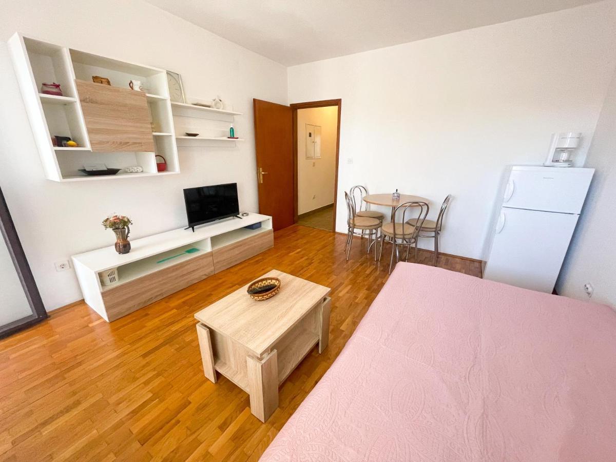 Apartmani Milan ซริกเวนิซา ภายนอก รูปภาพ